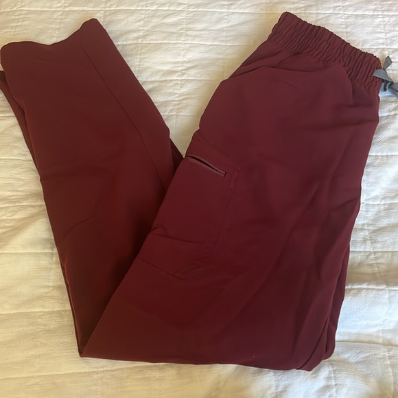 Figs Yola Skinny Scrub Pants in burgundy - Picture 3 of 3